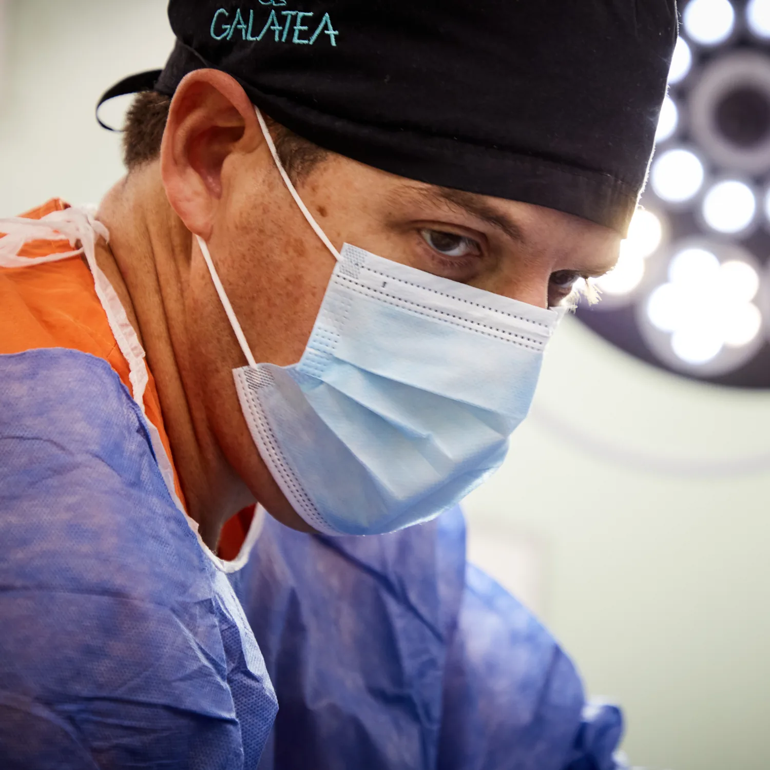 El Dr. Gustavo Molini durante una cirugía en quirófano
